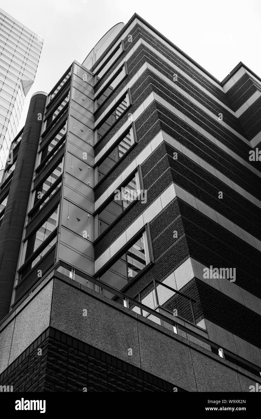 Immeuble de bureaux modernes à Tokyo. Des lignes droites dans la structure. Banque D'Images