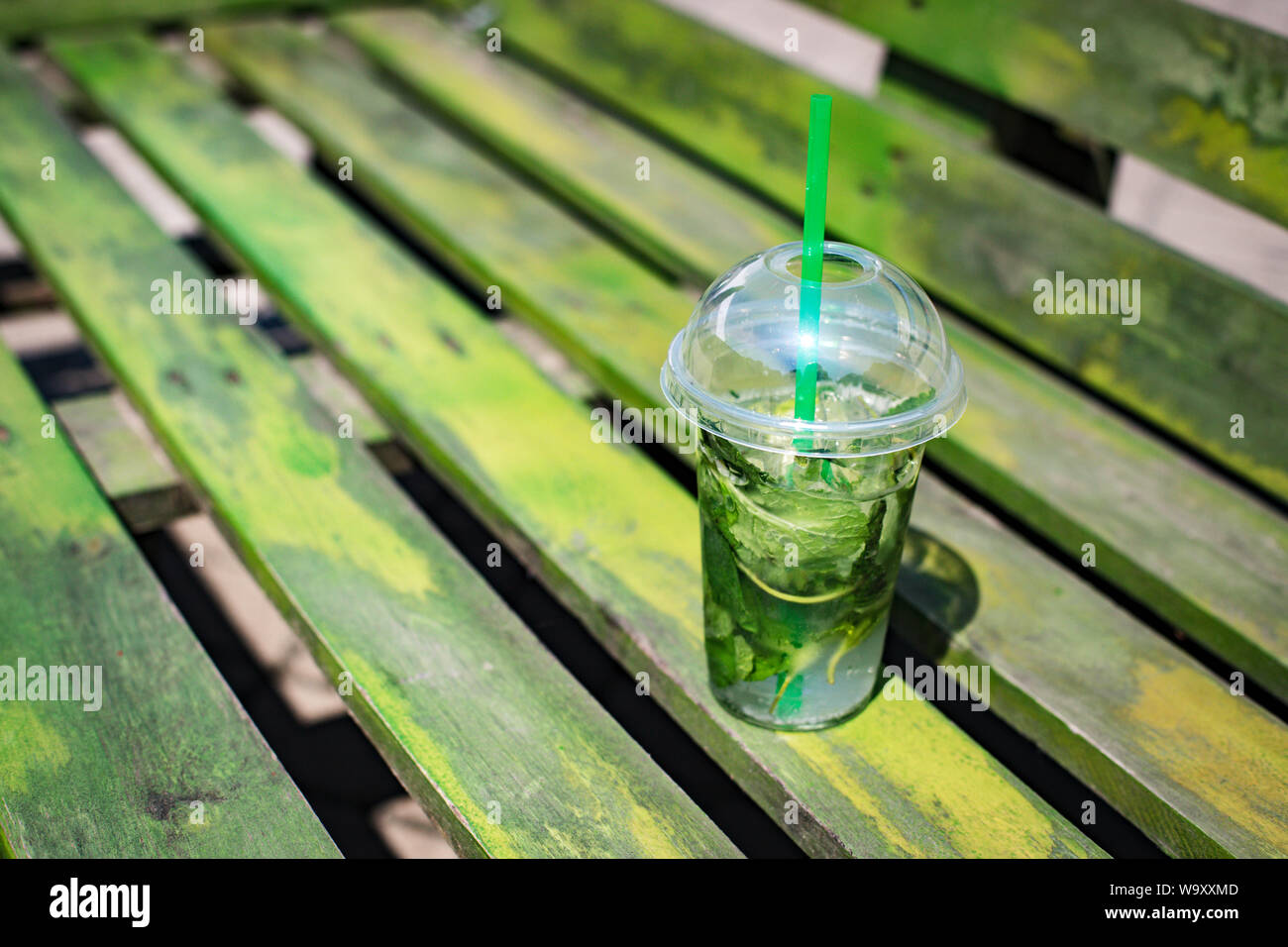 Le Mojito sans alcool dans des verres en plastique sur un fond vert en bois, festival des Banque D'Images