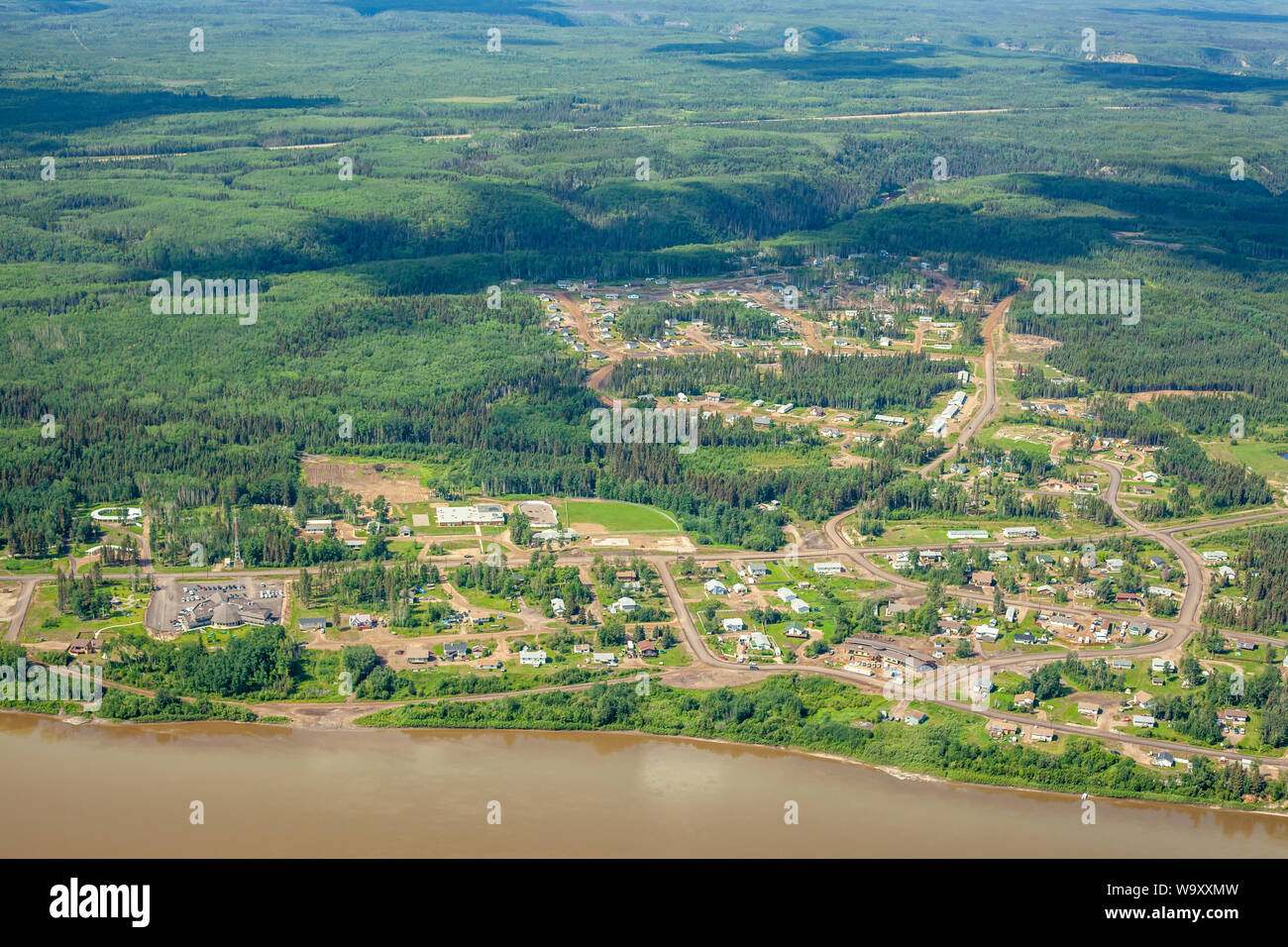 Photo aérienne de la Première Nation de Fort McKay, localité située au nord de Fort McMurray, dans la région des sables bitumineux de l'Alberta, Canada. Banque D'Images