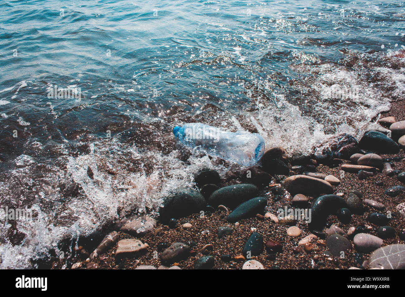 Bouteille de plastique utilisé. Concept de la pollution de l'environnement, de l'océan, sur la mer, la nature. Sauver la planète.zéro déchets Banque D'Images