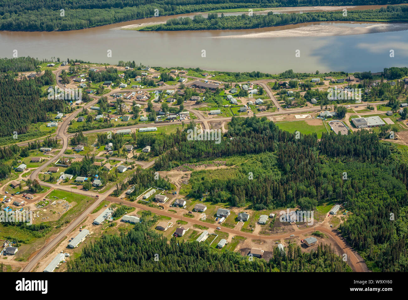 Photo aérienne de la Première Nation de Fort McKay, localité située au nord de Fort McMurray, dans la région des sables bitumineux de l'Alberta, Canada. Banque D'Images