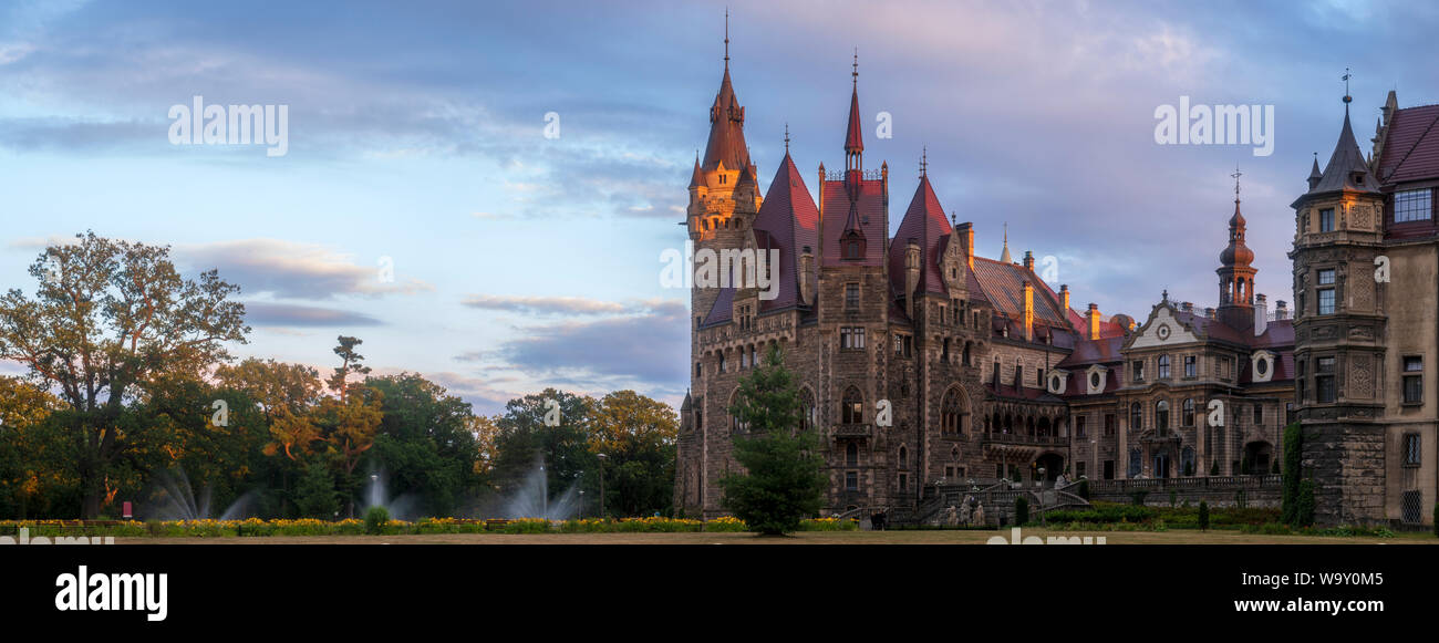Château de Moszna dans les rayons du soleil levant, près de Opole, Silésie, Pologne. Banque D'Images