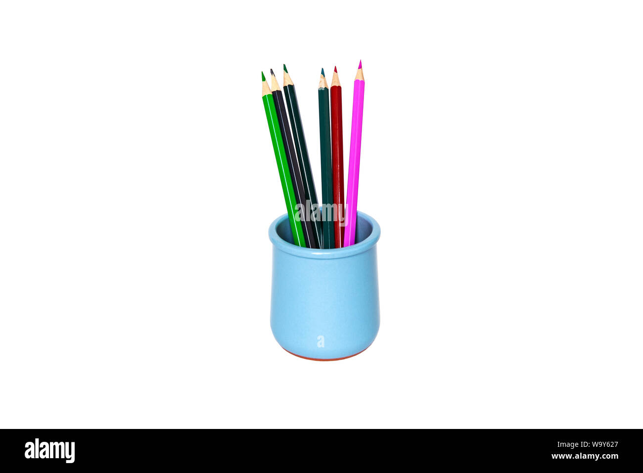 6 crayons de couleur dans un socle bleu sous la forme d'un vase isolé. Banque D'Images