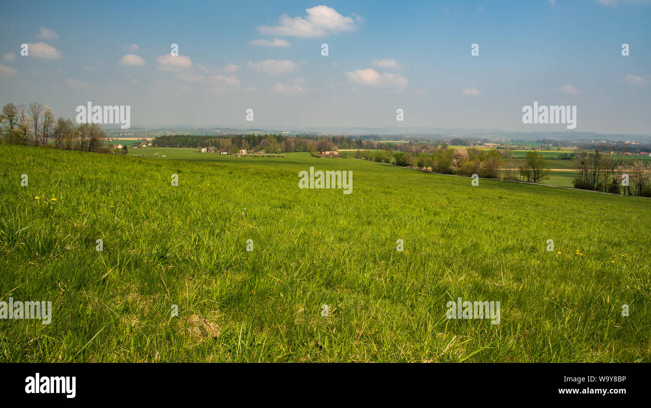 Paysage rural de printemps avec des prairies, champs, forêts et d'établissement dispersé de la route au-dessus du village de Komorni Lhotka Prasiva Moravskos dans la colline au-dessous Banque D'Images