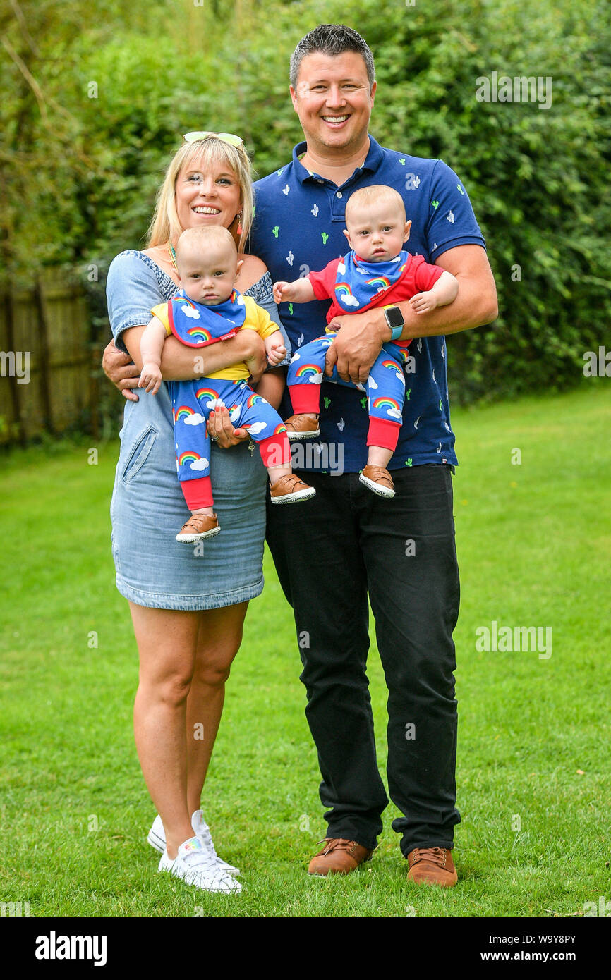 Jennie et riche Powell avec leurs jumeaux Ruben (à gauche) et Jenson, qui célèbrent leur premier anniversaire en rencontrant les équipes de garde-côtes HM pour la première fois depuis que Mme Powell a été évacué par hélicoptère à Oxford de Cornwall, après qu'elle entre en travail à 22 semaines avec ses jumeaux, donnant naissance à la pré-terme survivant le plus jeune des jumeaux nés en Grande-Bretagne. Banque D'Images