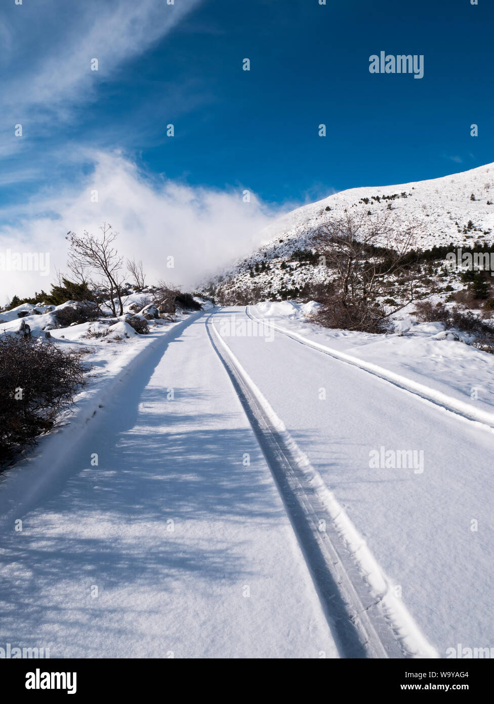 Scenic Route des montagnes couvertes de neige sur Biokovo en Croatie Banque D'Images