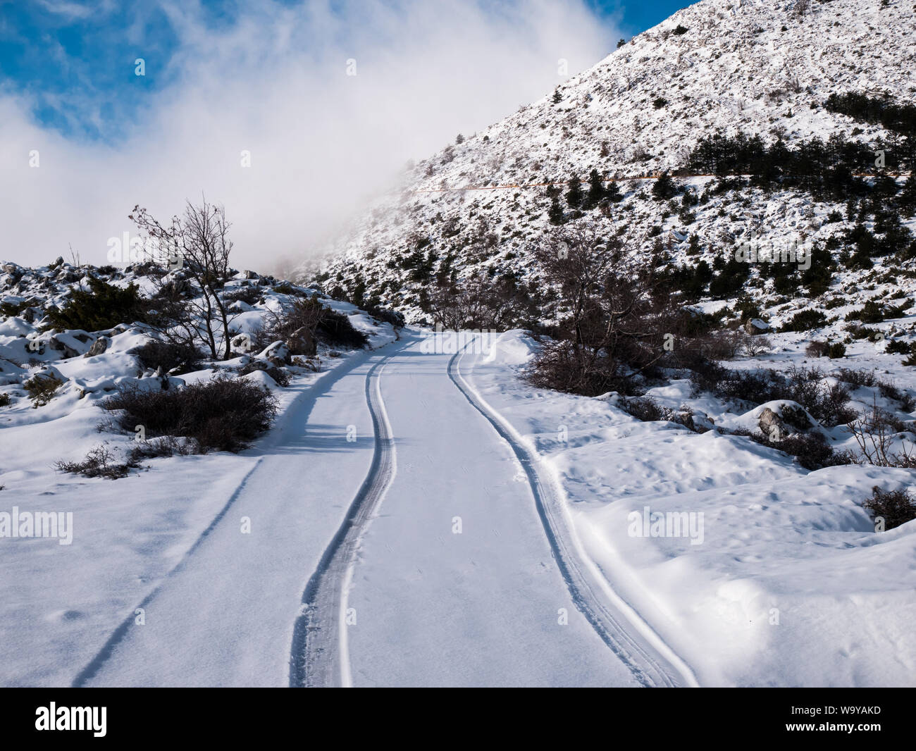 Des traces de roues dans la neige sur la route en haut de la montagne BIOKOVO en Croatie Banque D'Images