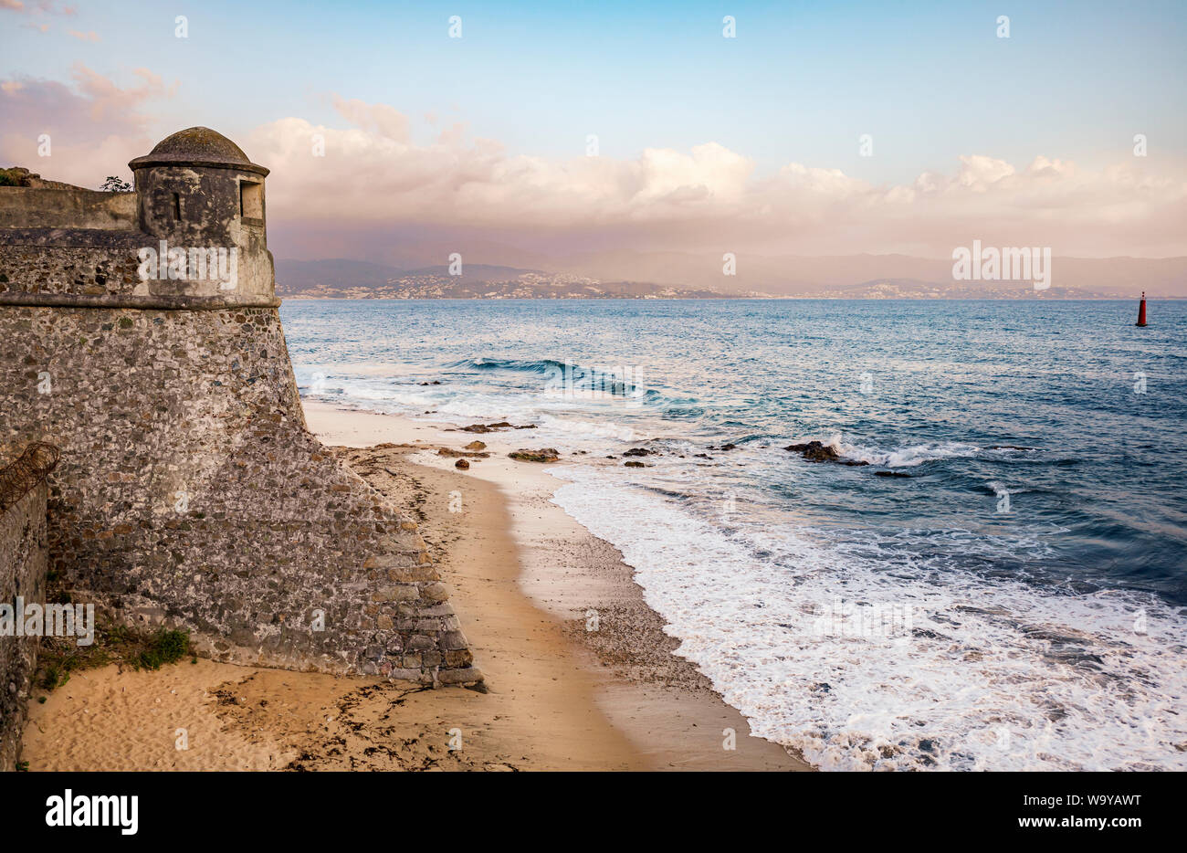 Mur de forteresse d'Ajaccio sur la plage Banque D'Images