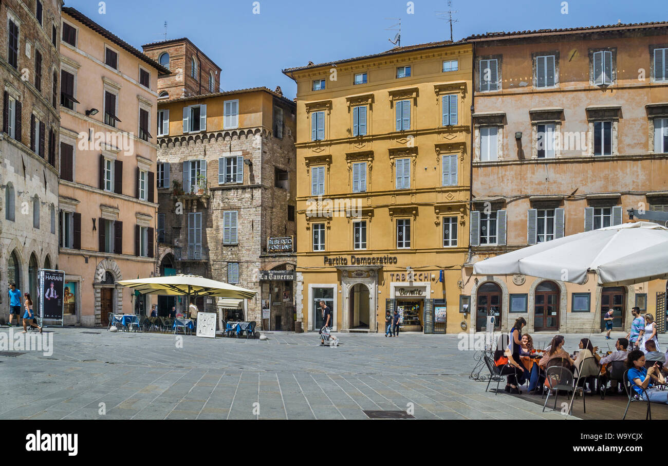 Vue sur la Piazza della Repubblica, un grand espace public ouvert sur le Corso Piertro Vannutti, l'artère principale dans le centre historique de Pérouse, Ombrie, ita Banque D'Images