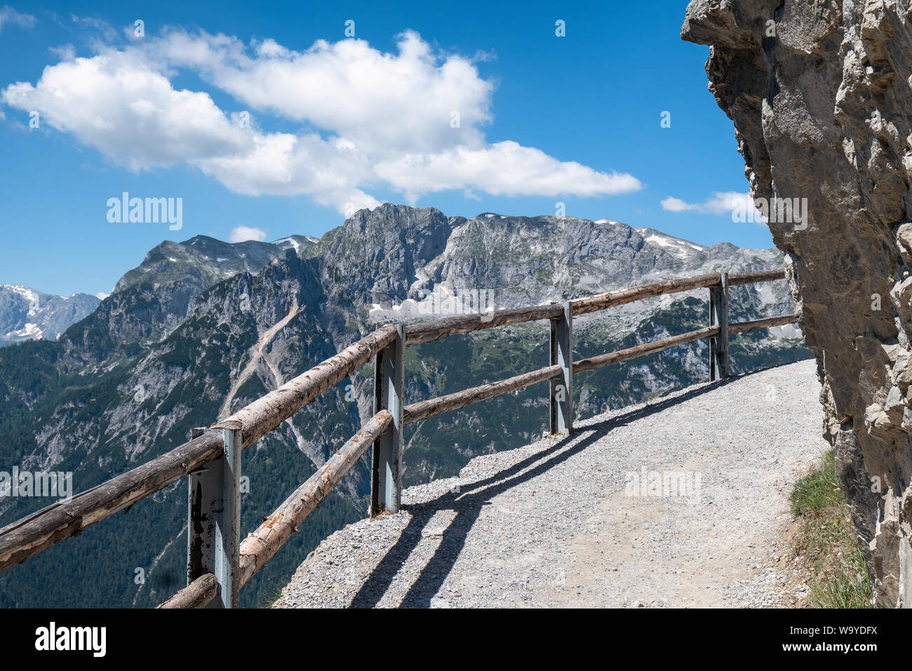 Paysage de montagne avec des pics de neige et le Sentier lumineux au jour d'été ensoleillé dans les Alpes, Autriche Banque D'Images