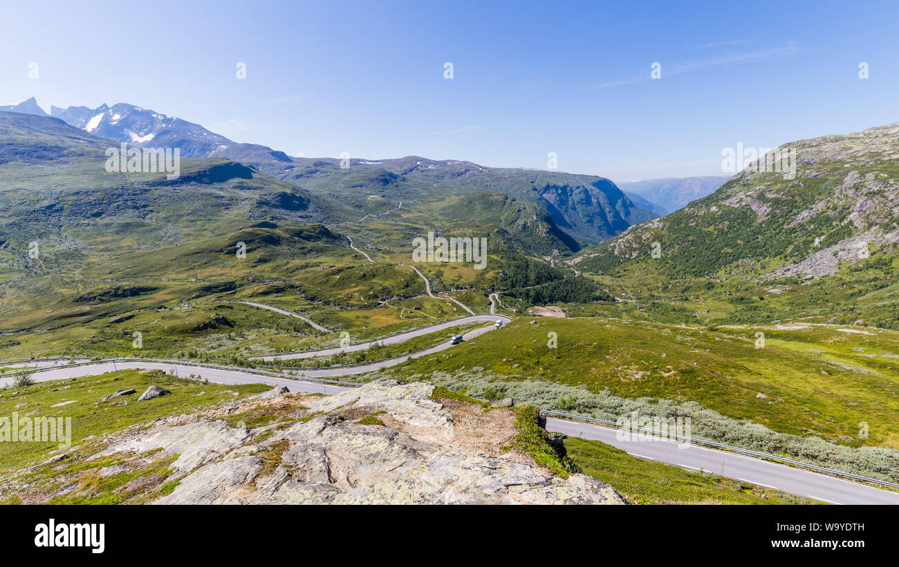 Vue sur la route en épingle à partir de viewpoint Nedre Oscarshaug le long de la route panoramique nationale Sognefjellet entre Skjolden et Lorn dans dans l'ouest de la Norvège. Banque D'Images