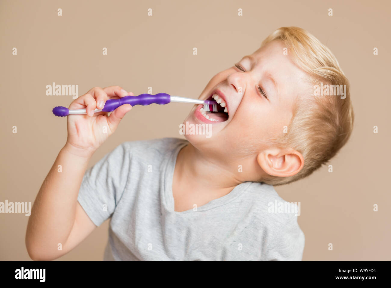 Petit Bebe Garcon Avec Une Brosse A Dents Kid Boy Smiling Bonheur L Hygiene Dentaire Et La Sante Pour Les Enfants Fond Brun Photo Stock Alamy Petit Bebe Garcon Avec Une Brosse A Dents Kid Boy Smiling Bonheur L Hygiene Dentaire Et La Sante Pour Les Enfants Fond Brun Photo Stock Alamy
