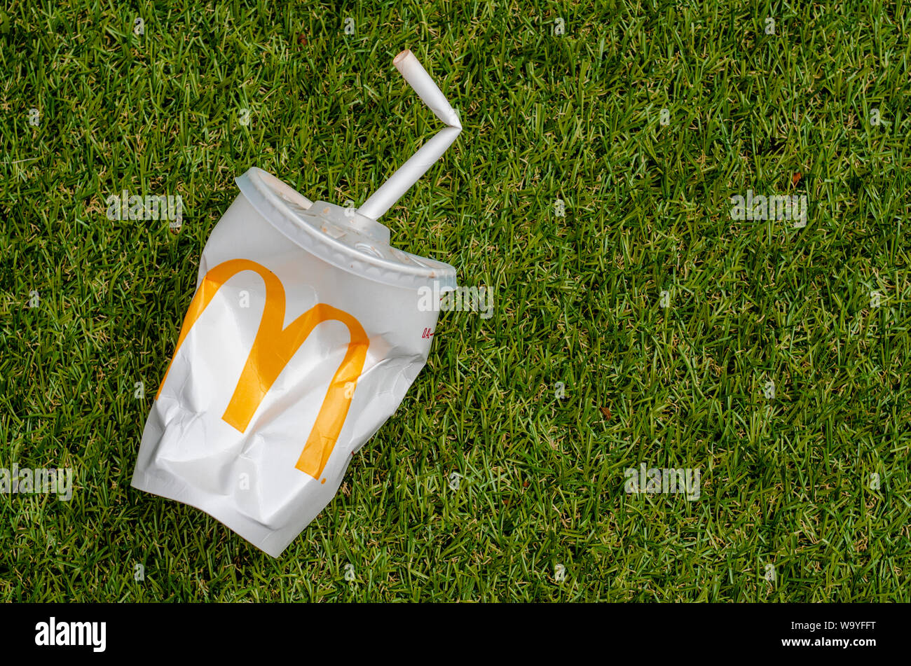 McDonald's Cola vide Tasse avec paille Papier, McDonald's est la plus grande chaîne de restaurants de restauration rapide hamburger. Banque D'Images