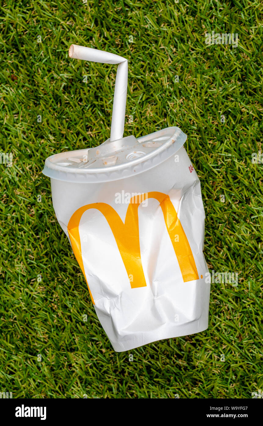 McDonald's Cola vide Tasse avec paille Papier, McDonald's est la plus grande chaîne de restaurants de restauration rapide hamburger. Banque D'Images