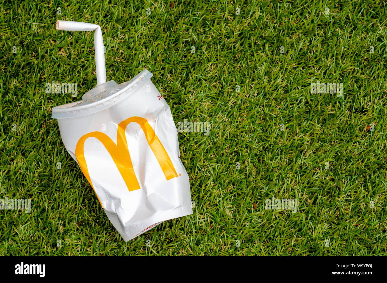 McDonald's Cola vide Tasse avec paille Papier, McDonald's est la plus grande chaîne de restaurants de restauration rapide hamburger. Banque D'Images