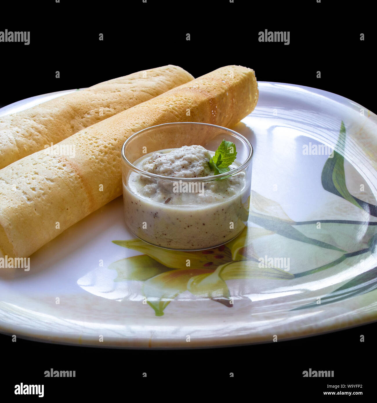 Masala Dosa avec Chutney de noix de coco, South Indian repas servi avec un chutney de noix de coco. Banque D'Images