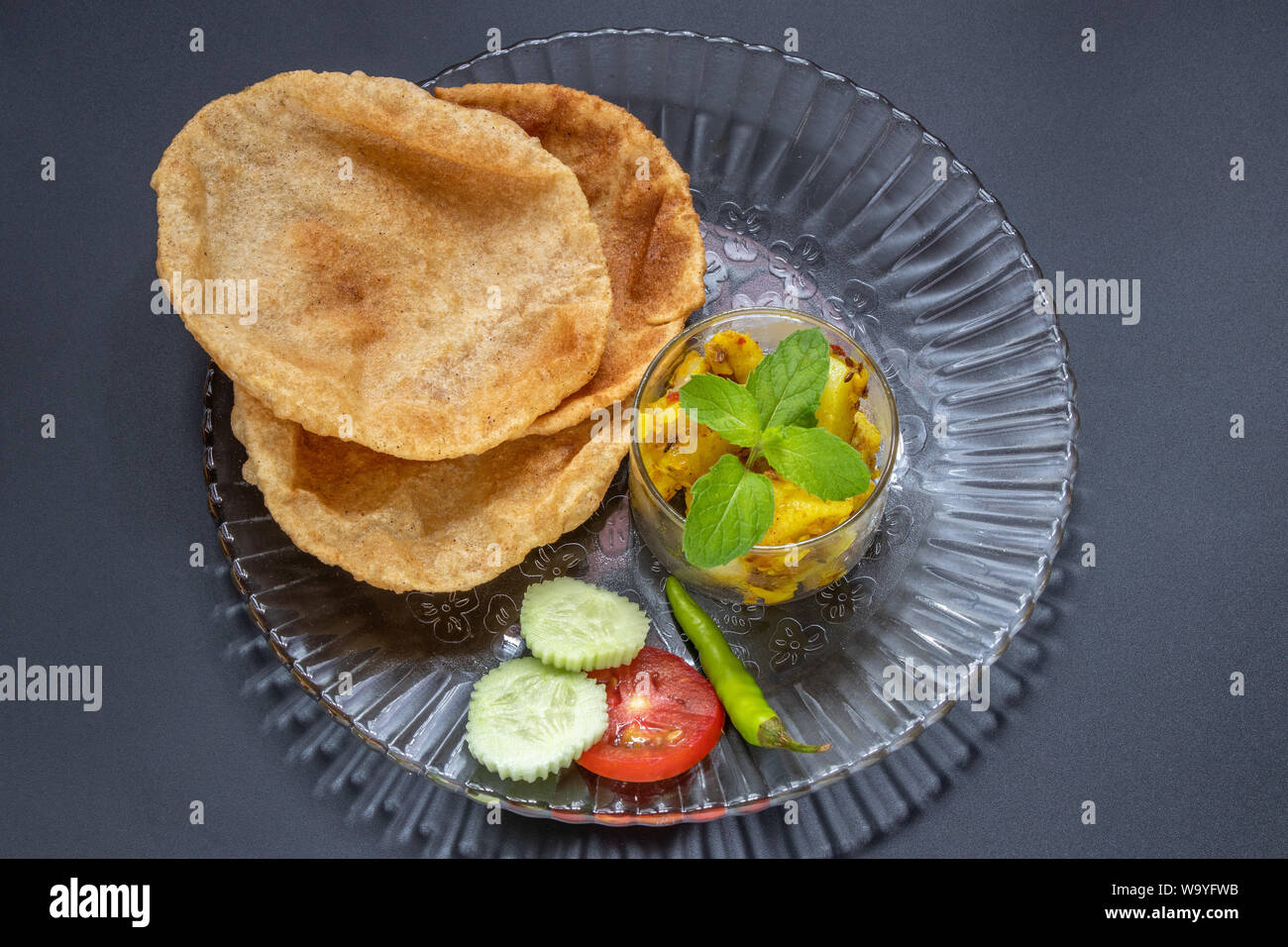 Puri Bhaji Indiens, servi avec frites ou Aloo Bhaji. Banque D'Images