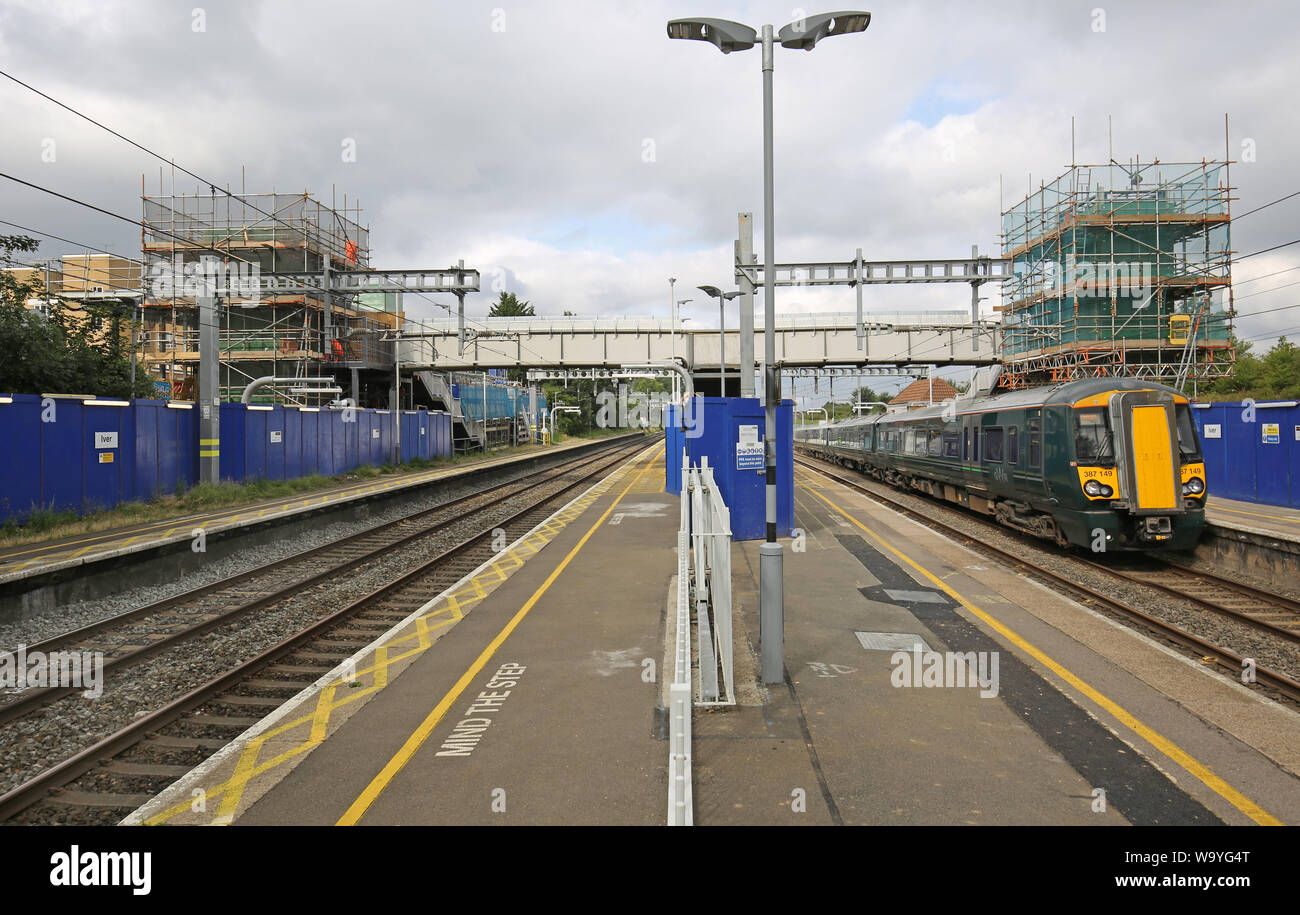 Construction de nouveaux ponts piétonniers à la station Iver, Buckinghamshire. Montre le train GWR local sur la route principale de l'Ouest au départ de Londres Banque D'Images