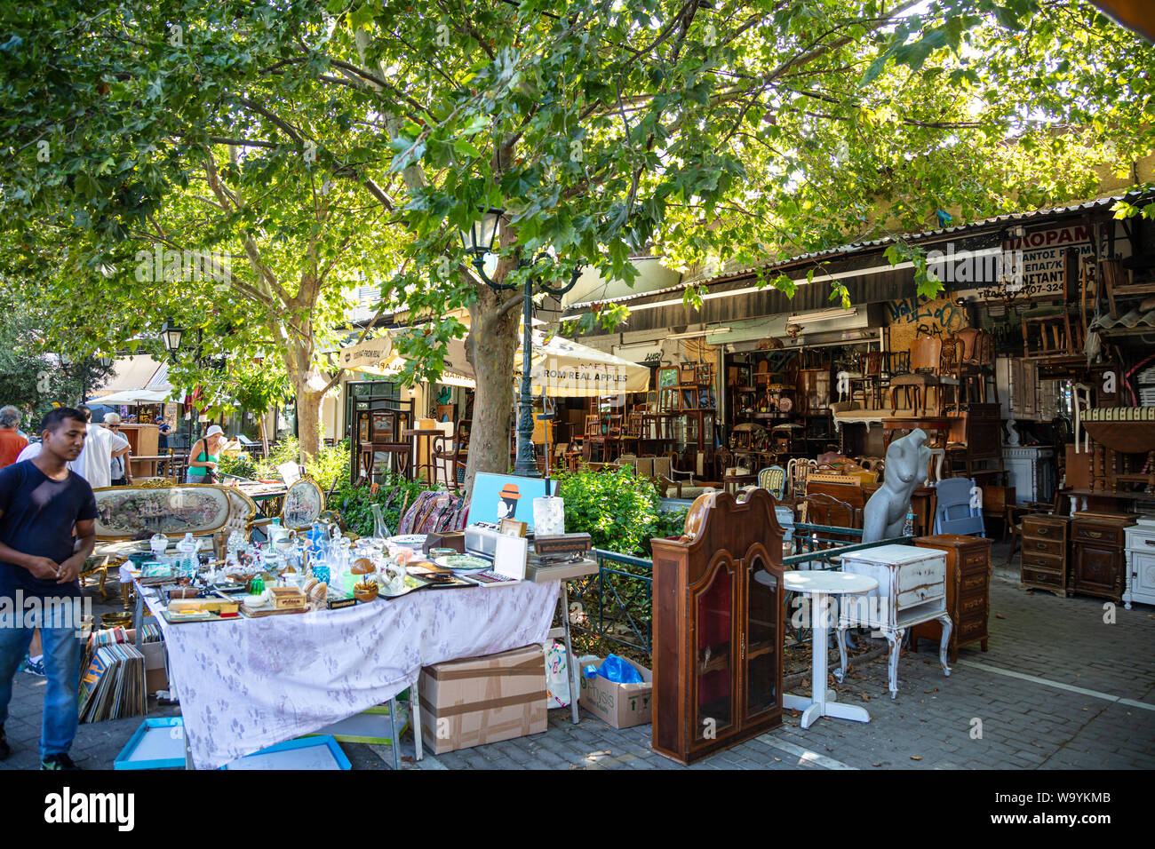 Athènes, Grèce - Août 4, 2019 : marché aux puces de Monastiraki. Promeneurs sur rue avec illustrations pour vente sur marchés dans le centre historique Banque D'Images