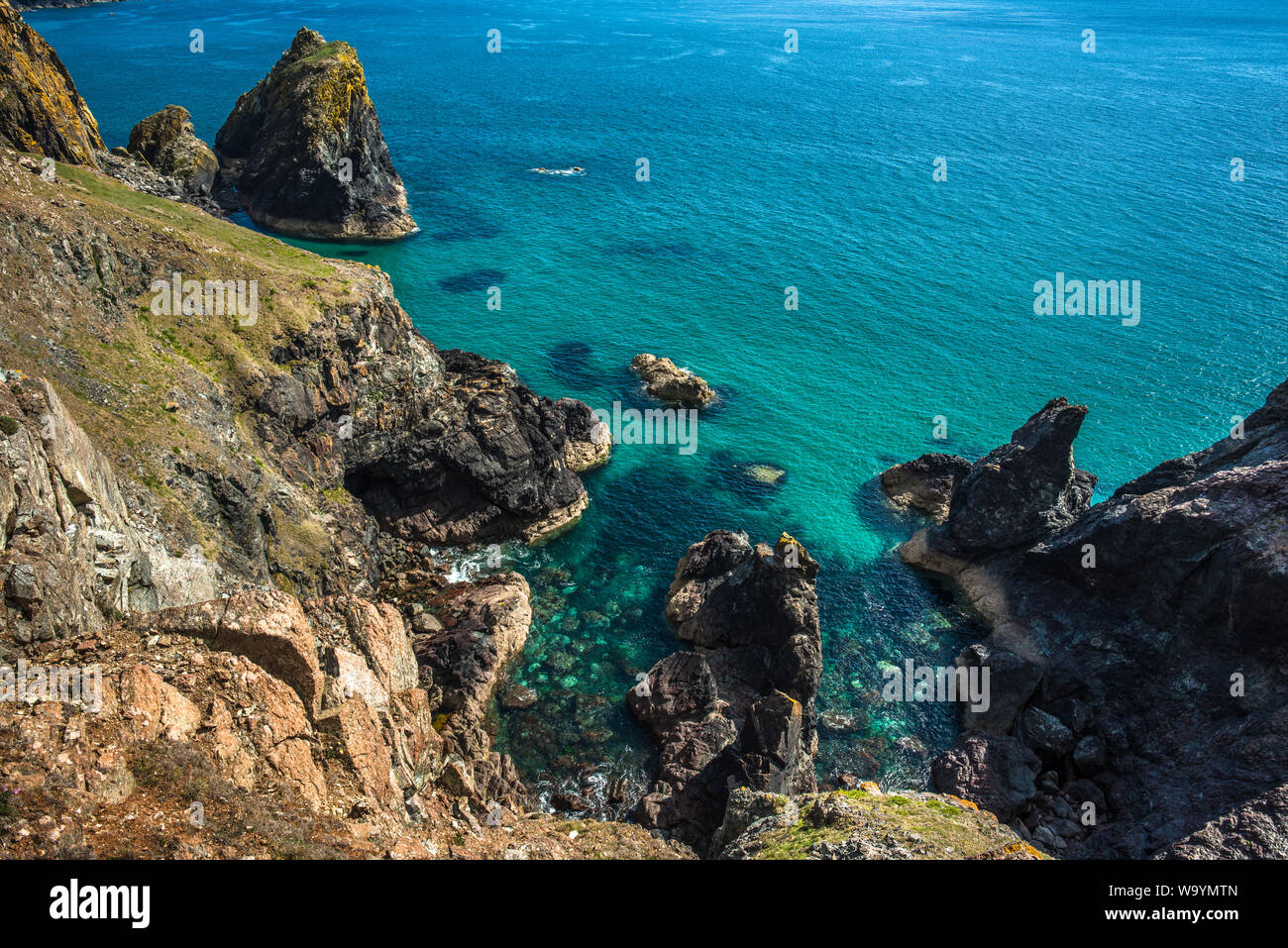 Paysage côtier spectaculaire à Kynance Cove sur la péninsule du Lézard dans le sud de Cornwall, Angleterre, Royaume-Uni. Banque D'Images