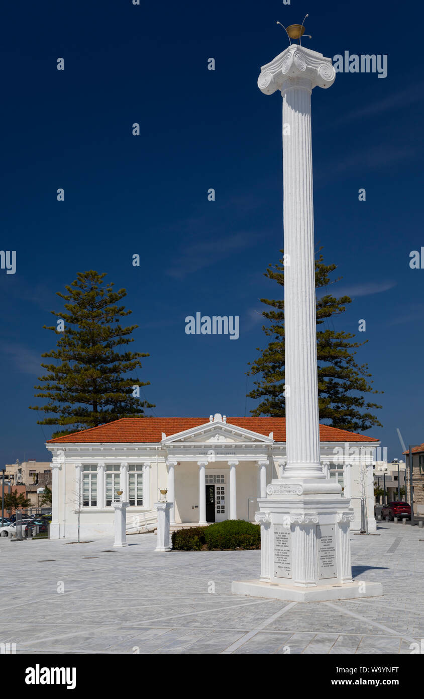 La colonne et la bibliothèque municipale de Pafos sur la place du 28 octobre, Paphos, Chypre. Banque D'Images