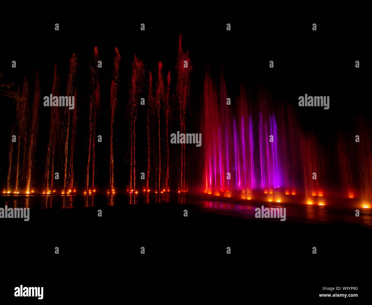Grandes décoratif de couleur à jet d'eau danse spectacle de fontaine de lumière LED de nuit Banque D'Images