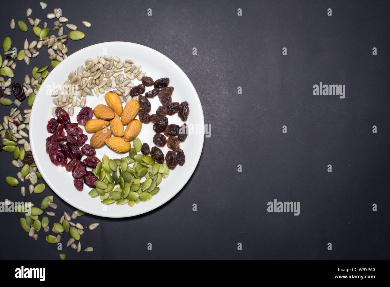 Mélange de traînée dans le plat sur le fond noir. Banque D'Images