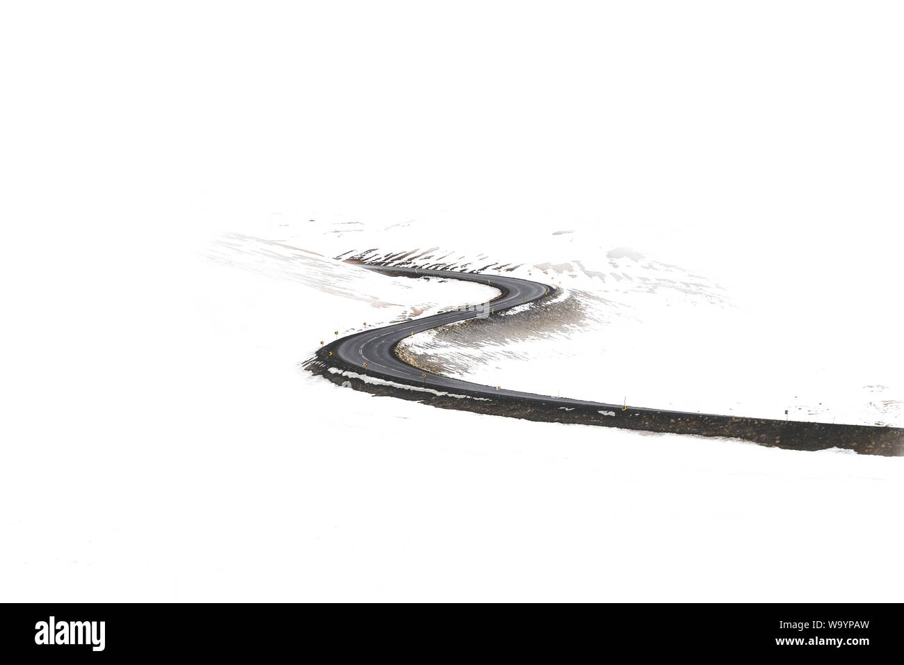 Un coup isolé d'une route couverte de neige Banque D'Images