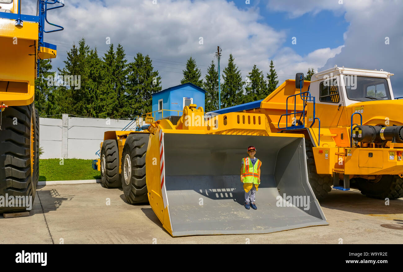 Excursion à l'usine pour la production de plusieurs tonnes de camions miniers "BelAZ". Zone d'exposition sur le territoire de l'usine. République du Bélarus. Banque D'Images