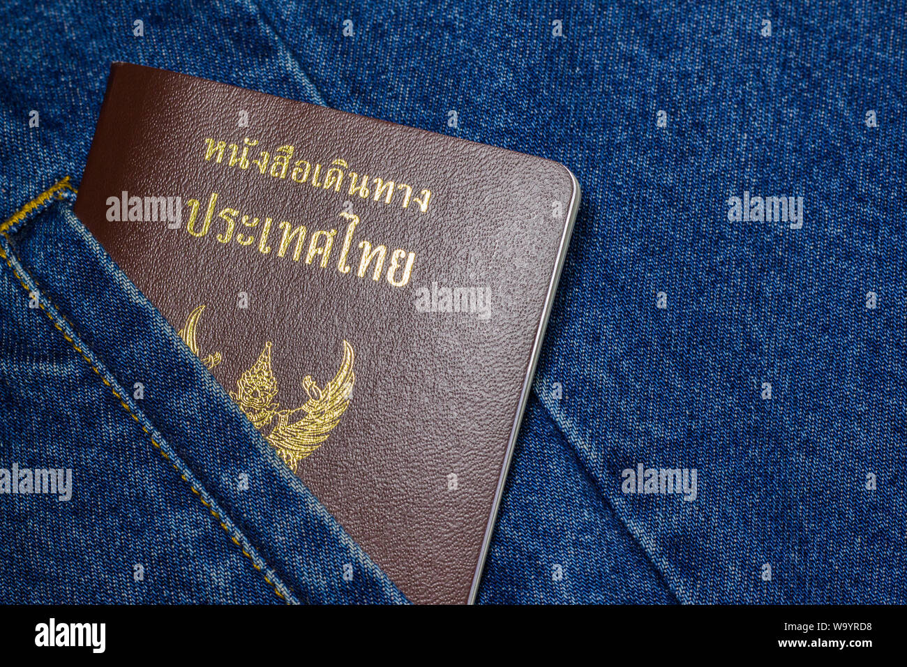 Passeport de la Thaïlande sur la poche de chemise de jeans. Banque D'Images