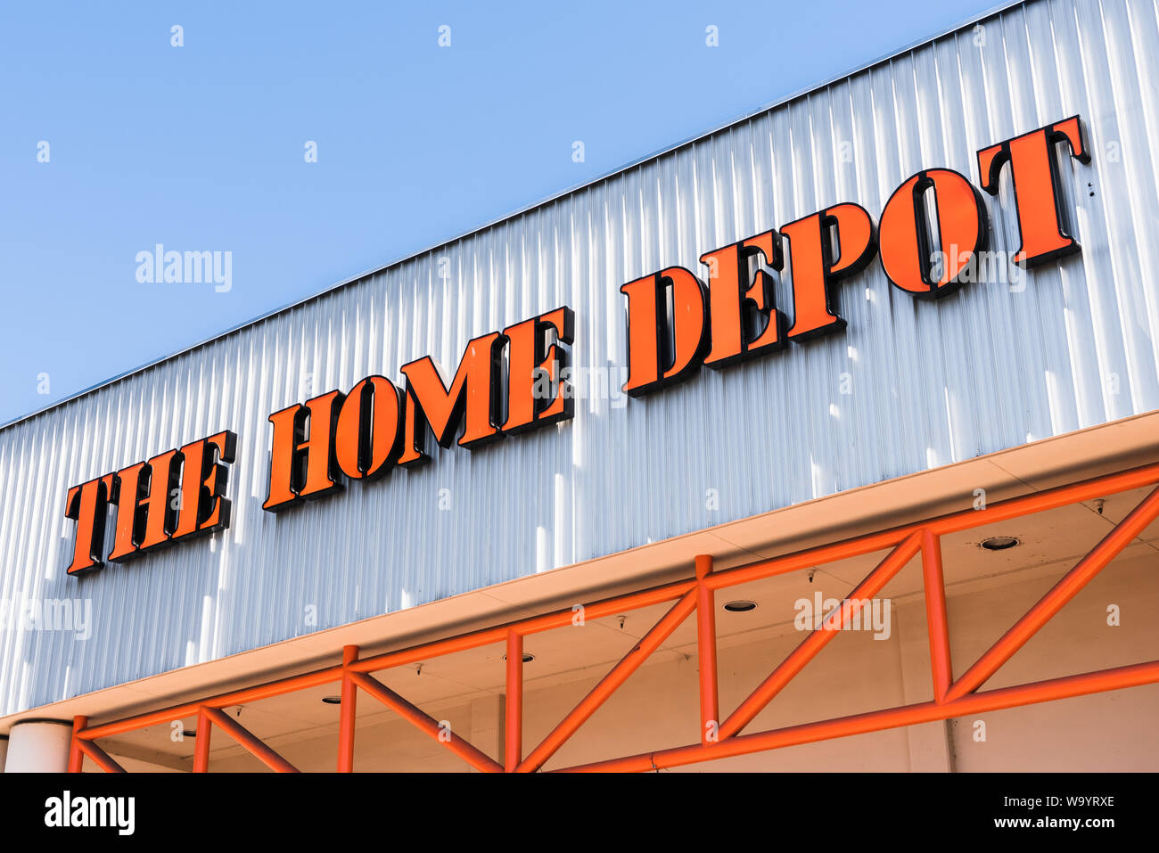 12 août 2019 Sunnyvale / CA / USA - Close up de Home Depot logo ci-dessus l'entrée du magasin à l'un de leurs emplacements dans la baie de San Francisco Banque D'Images