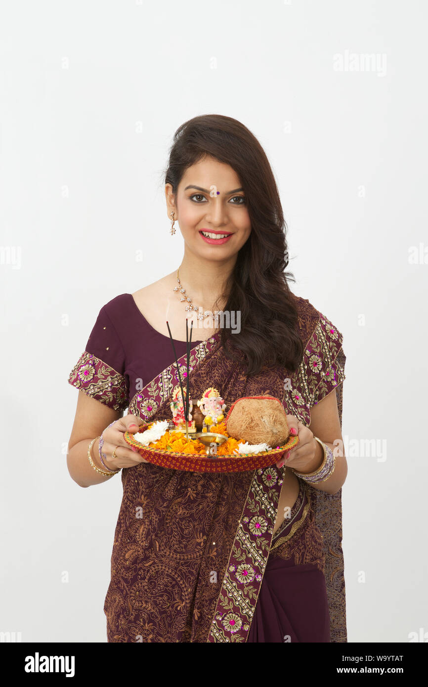 Woman holding pooja thali et souriant Banque D'Images