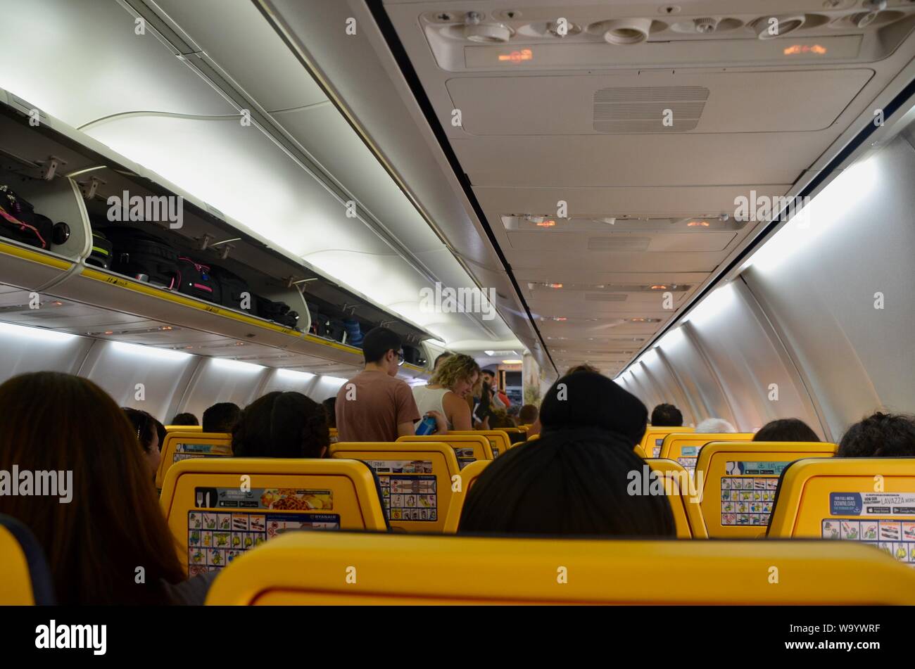 Intérieur d'un vol Ryanair à ouvrir des casiers à bagages Banque D'Images