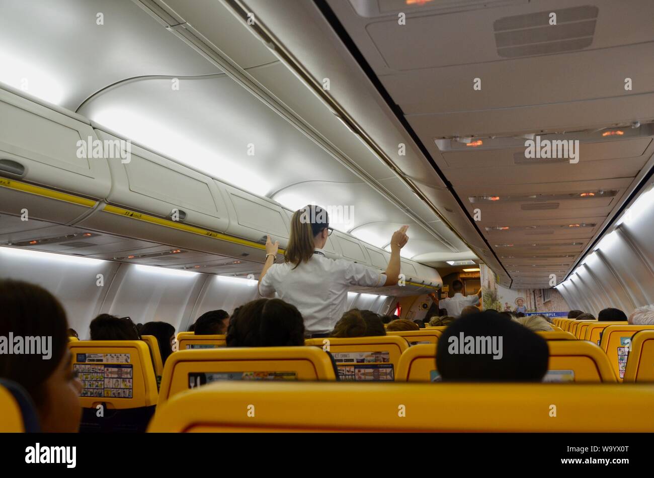 Intérieur d'un vol Ryanair avec démonstration de sécurité donnant l'équipage de cabine Banque D'Images