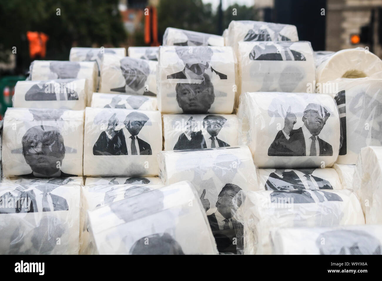 London UK 16 août 2019. Un homme de vendre du papier toilette imprimé avec des caricatures du président américain Donald Trump à amusé les touristes en dehors de la place du Parlement de Westminster. Credit : amer ghazzal/Alamy Live News Banque D'Images