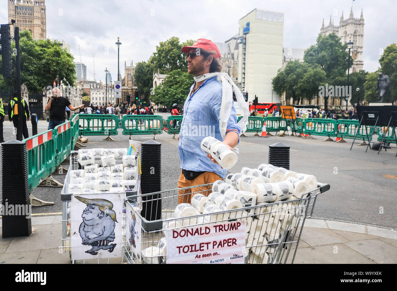 London UK 16 août 2019. Un homme de vendre du papier toilette imprimé avec des caricatures du président américain Donald Trump à amusé les touristes en dehors de la place du Parlement de Westminster. Credit : amer ghazzal/Alamy Live News Banque D'Images