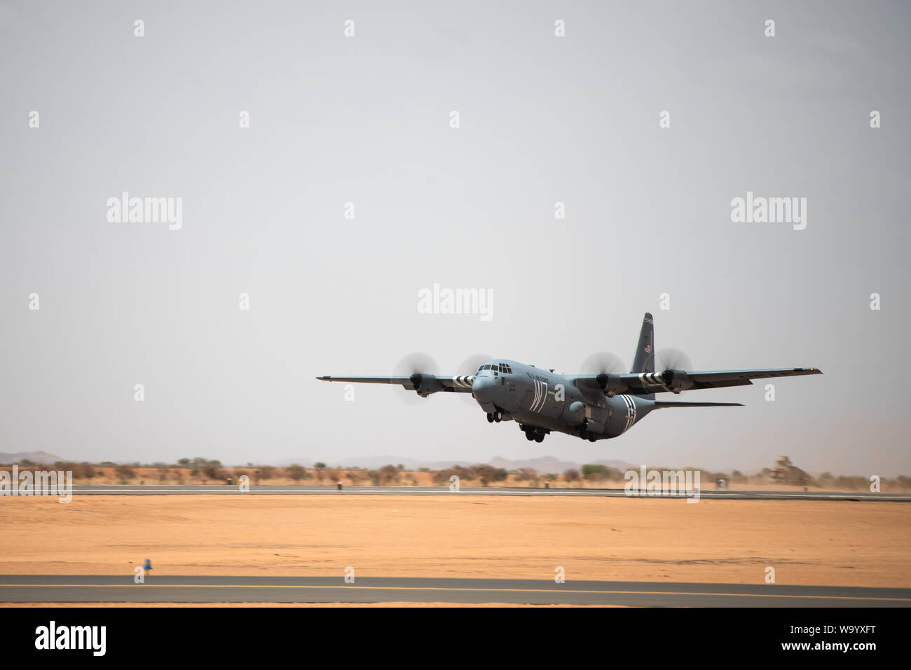 Un U.S. Air Force C-130J Super Hercules affecté à la 37e Escadron de transport aérien à la base aérienne de Ramstein, en Allemagne, en fait l'appel sur la nouvelle piste à la Base Aérienne 201 Nigériens, Agadez, Niger, 3 août 2019. Le 6200-ft piste permet à l'Air Force pour déplacer actifs dans et hors de la Base Aérienne 201 et est capable de supporter n'importe quel aéronef jusqu'à un C-17 Globemaster III. (U.S. Photo de l'Armée de l'air par le sergent. Devin Boyer) Banque D'Images