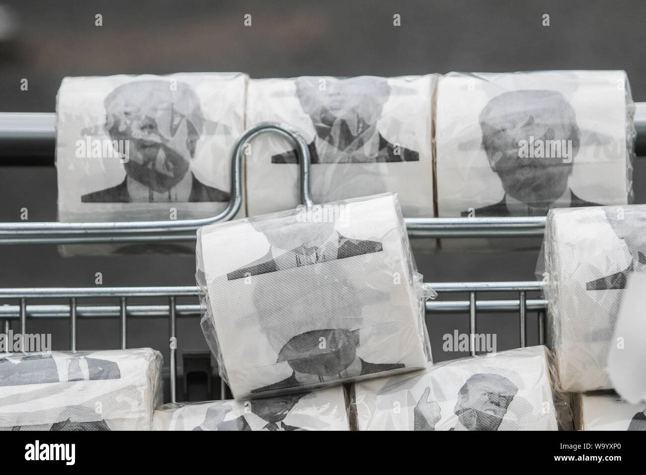 London UK 16 août 2019. Un homme de vendre du papier toilette imprimé avec des caricatures du président américain Donald Trump à amusé les touristes en dehors de la place du Parlement de Westminster. Credit : amer ghazzal/Alamy Live News Banque D'Images