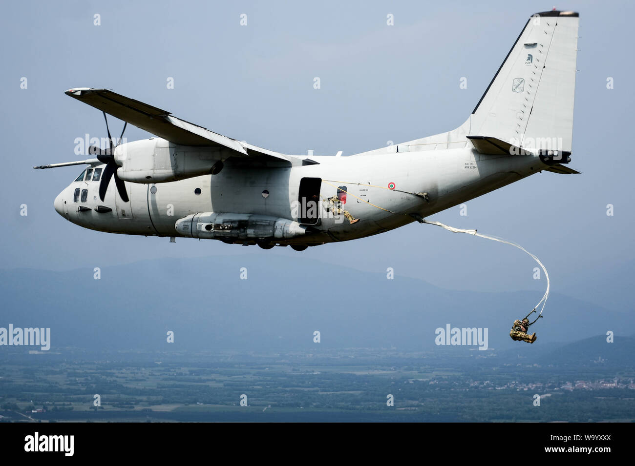 Les soldats du ciel passer d'un C-27J Spartan fait partie d'une certification avec saut de parachutistes de la 173e Brigade aéroportée américaine pour permettre aux parachutistes pour aller à l'aide du T-11 de parachute avion italien, le 25 juillet, à Aviano, en Italie. Banque D'Images