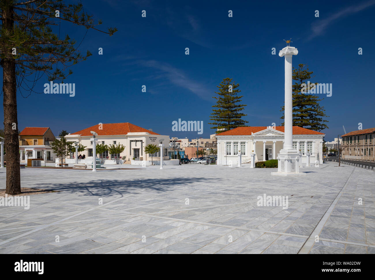 La colonne et la bibliothèque municipale de Pafos sur la place du 28 octobre, Paphos, Chypre. Banque D'Images