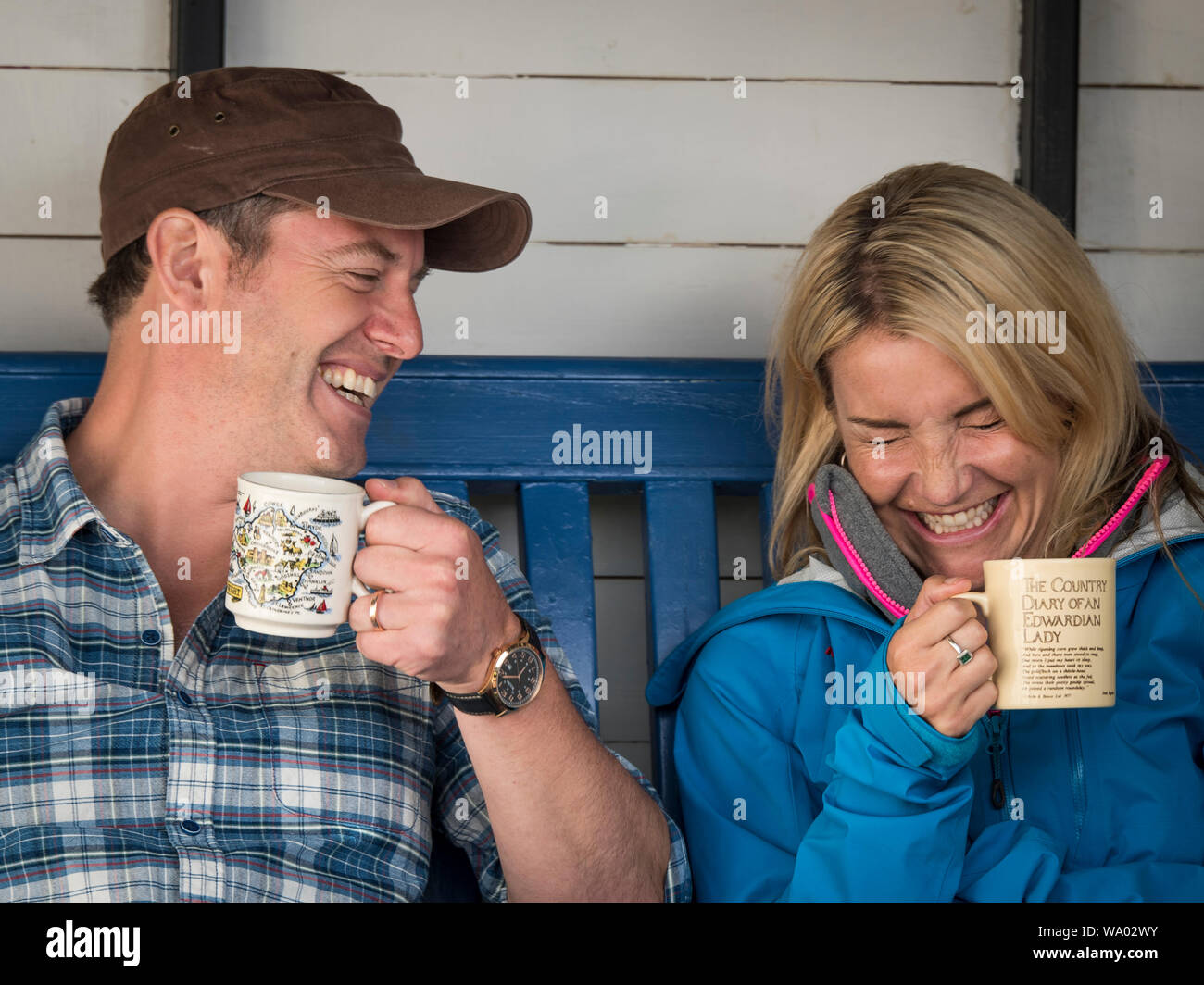 Matt Baker et Helen Skelton, présentateurs de la BBC holding mugs et rire au cours d'un programme extérieur Countryfile tirer. Banque D'Images