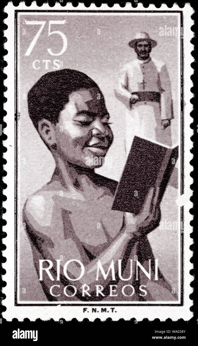 Garçon noir avec un livre, timbre-poste, la Guinée équatoriale, le Rio Muni, 1960 Banque D'Images