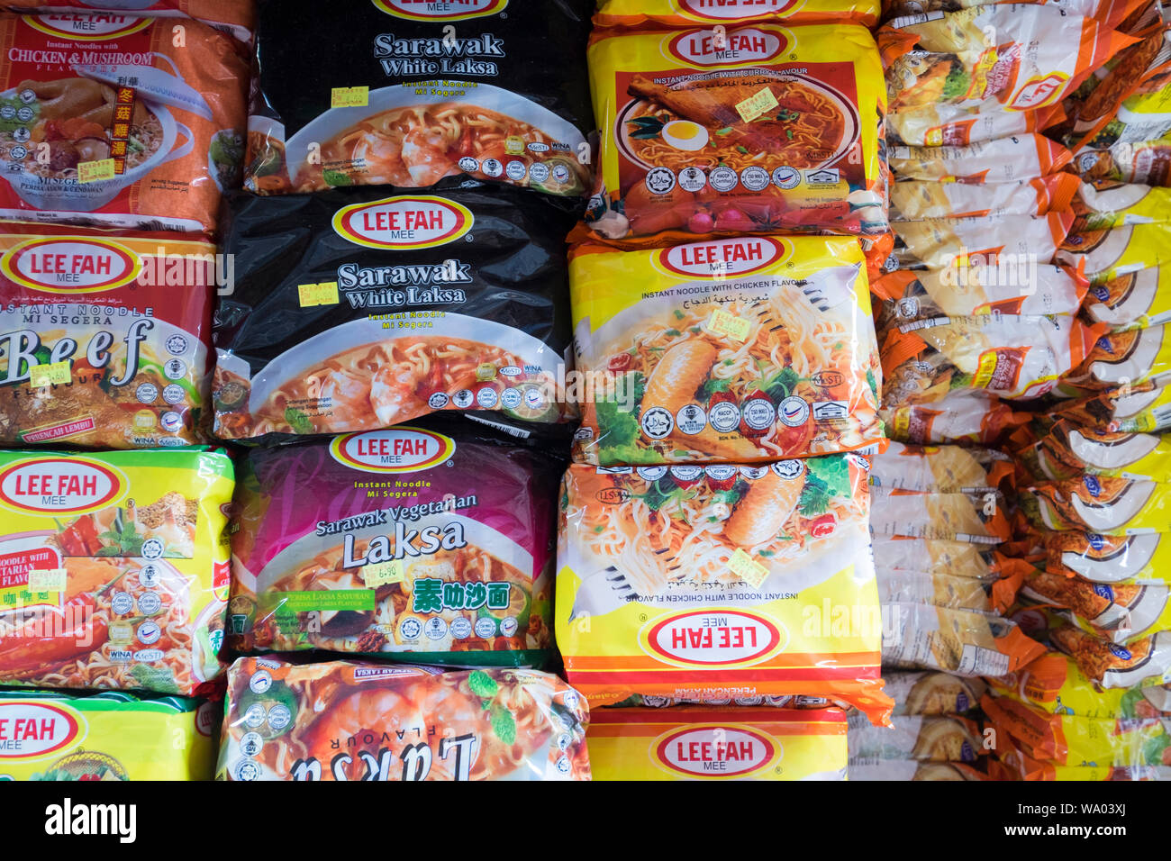 Un large choix de soupes locales plat de nouilles et les paquets sont à vendre dans un marché à Kuching, en Malaisie. Banque D'Images