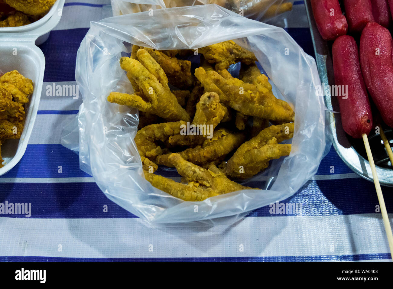 Un gros sac de poulet frit pieds à vendre à un marché de nuit à Langkawi, Kedah, Malaisie. Banque D'Images