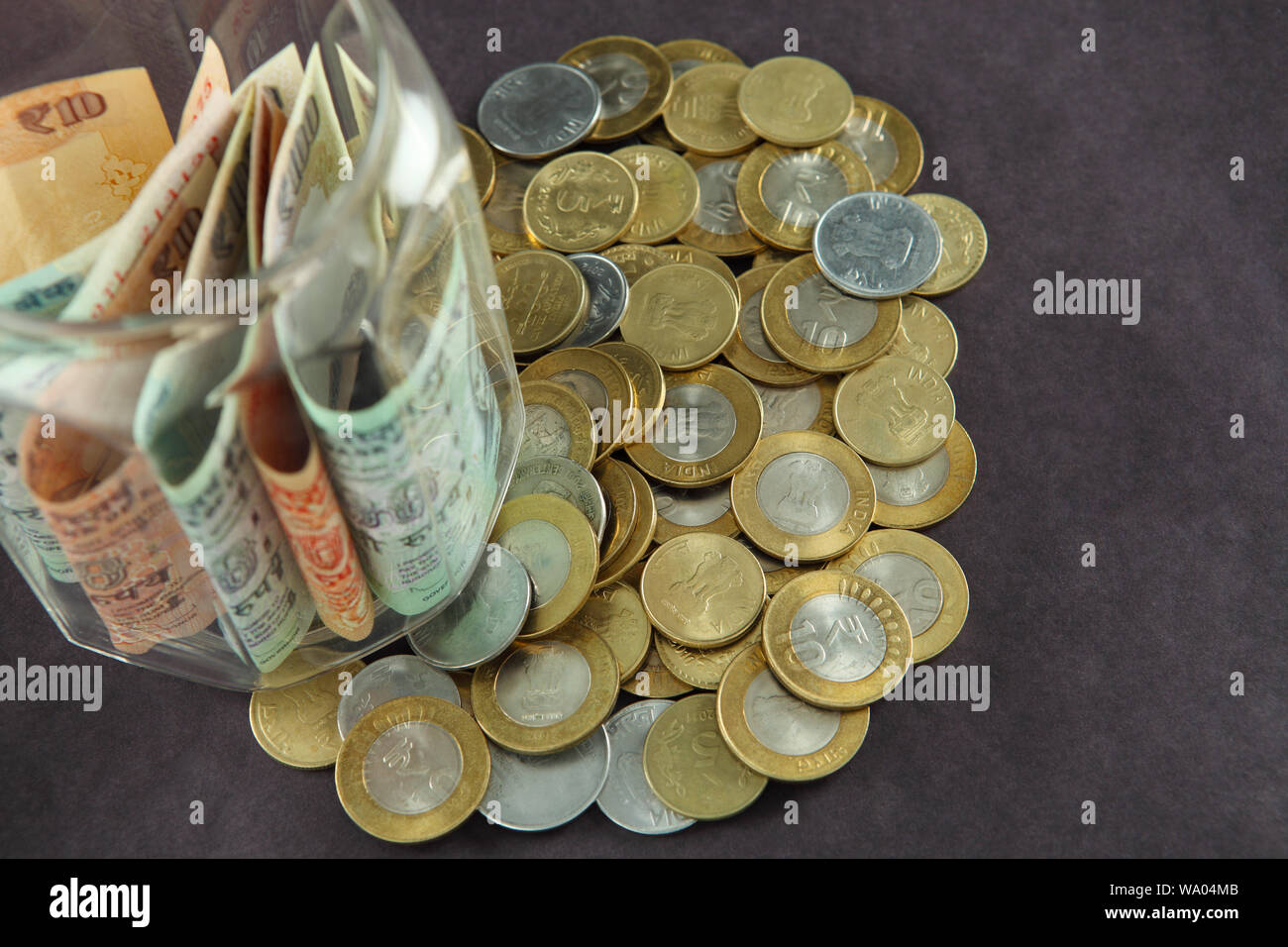 Bocal rempli de billets indiens Banque D'Images