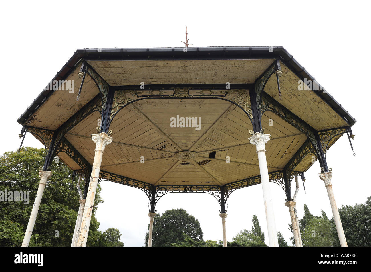 Le kiosque à musique, construit en 1905, dans la région de Croydon Recreation Ground, a été la pièce maîtresse de la croissance d'un jour Festival d'été qui a contribué à l'organisation de David Bowie en 1969, et a été classé (Grade II). Banque D'Images