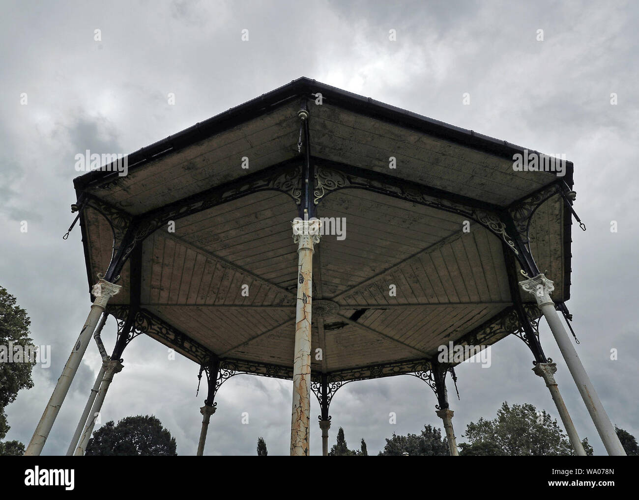 Le kiosque à musique, construit en 1905, dans la région de Croydon Recreation Ground, a été la pièce maîtresse de la croissance d'un jour Festival d'été qui a contribué à l'organisation de David Bowie en 1969, et a été classé (Grade II). Banque D'Images