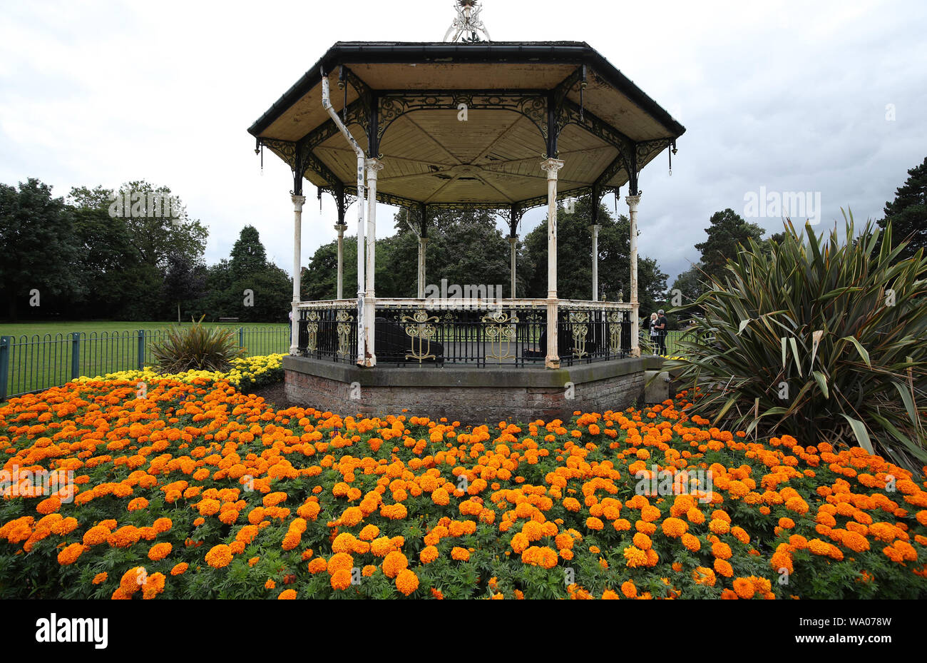 Le kiosque à musique, construit en 1905, dans la région de Croydon Recreation Ground, a été la pièce maîtresse de la croissance d'un jour Festival d'été qui a contribué à l'organisation de David Bowie en 1969, et a été classé (Grade II). Banque D'Images