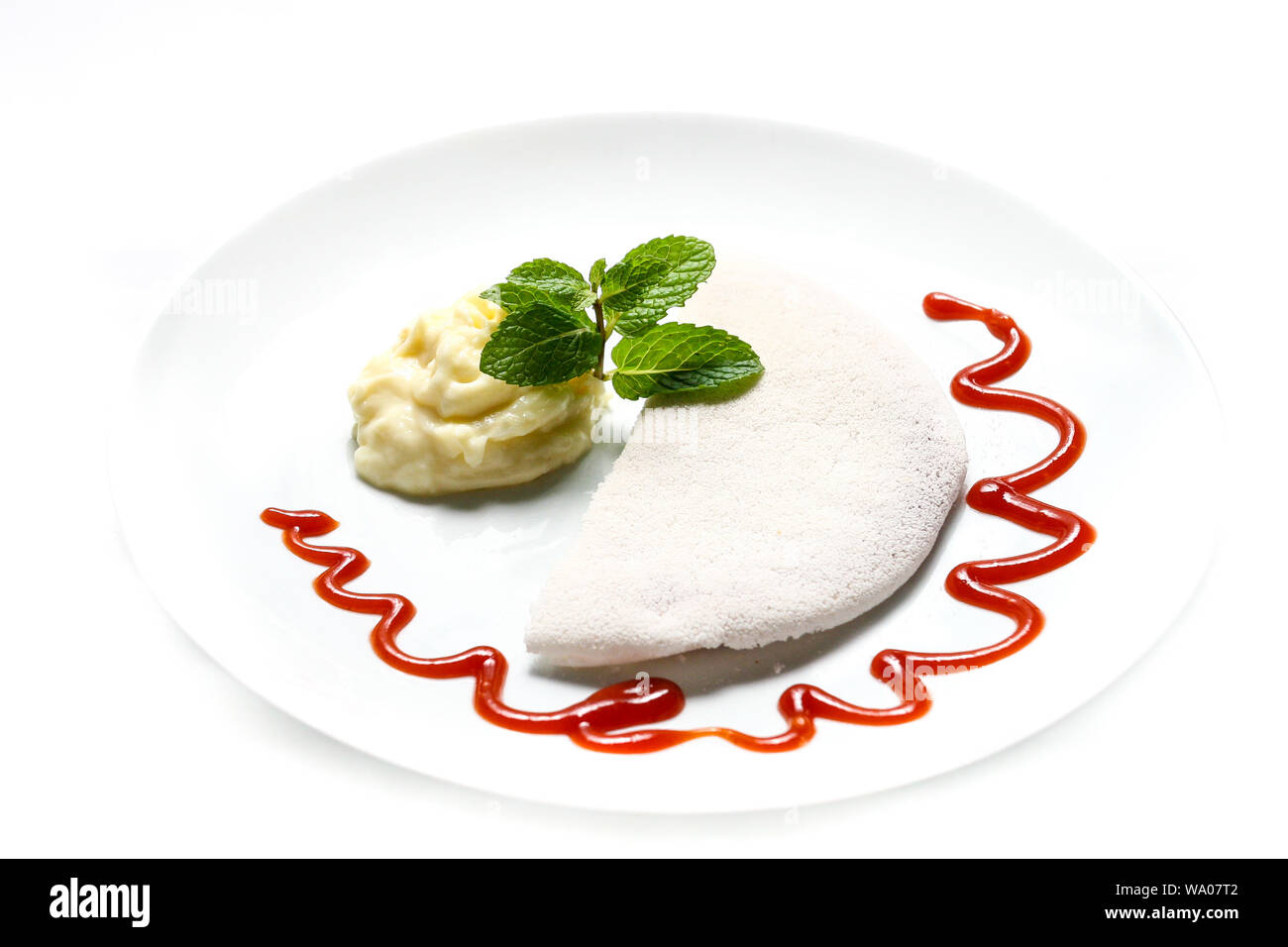 Délicieux avec tapioca mousse vanille, sirop de goyave et feuille de menthe sur fond blanc. Banque D'Images