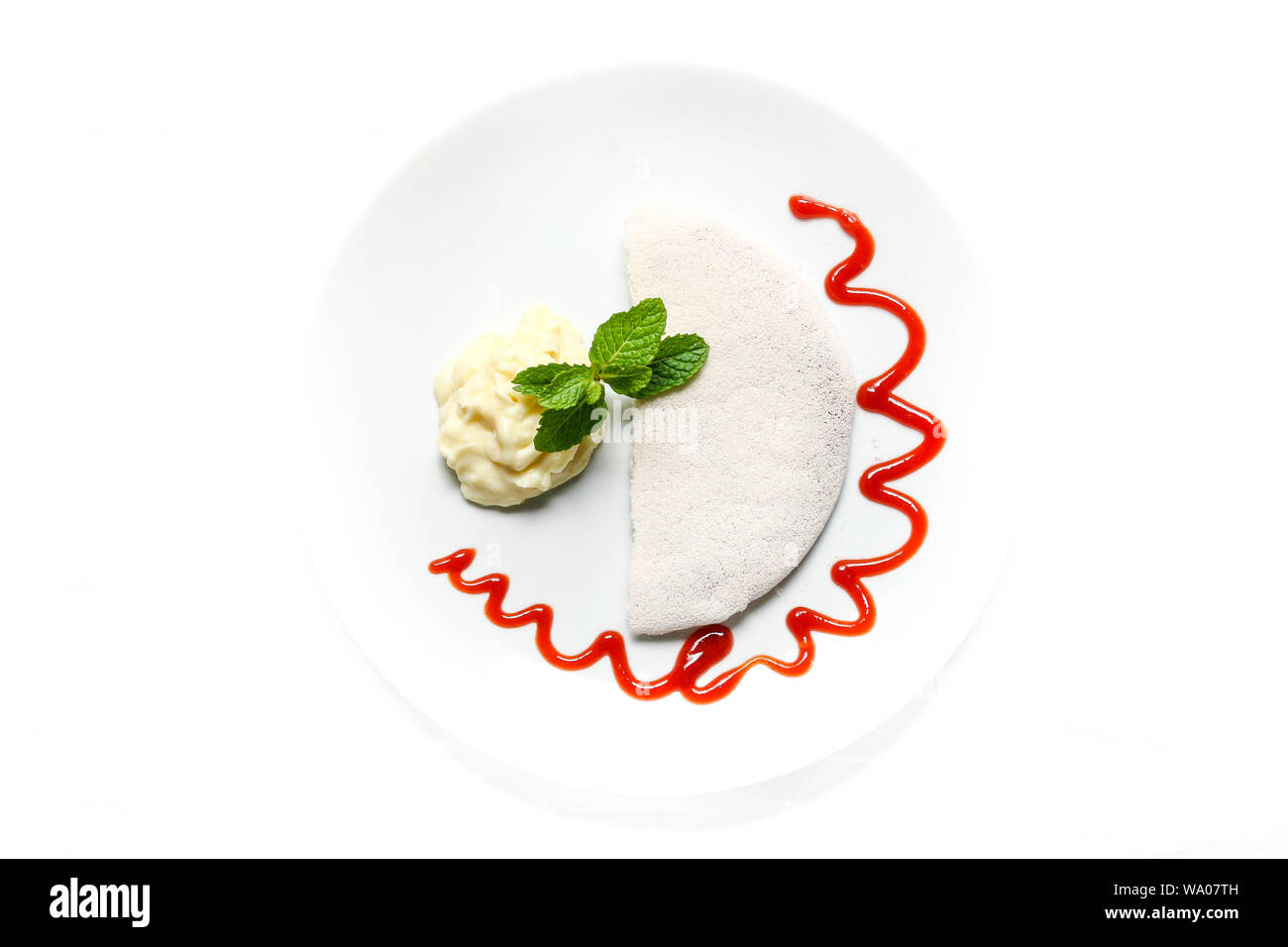 Délicieux avec tapioca mousse vanille, sirop de goyave et feuille de menthe sur fond blanc. Banque D'Images